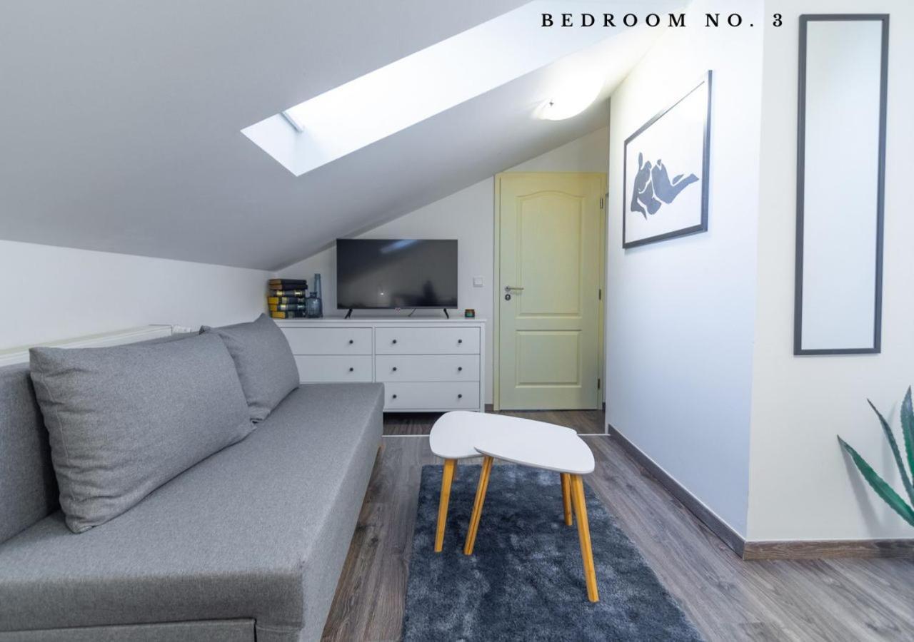 The Bookhouse, 5-Bedroom Residence By Prague Castle Praga Exterior foto